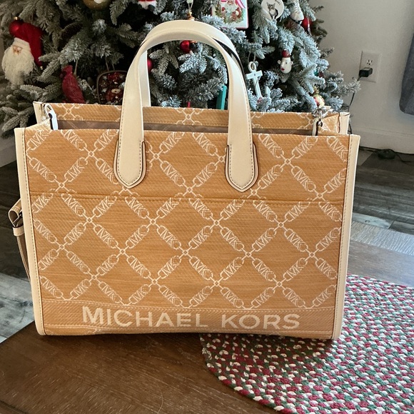 Michael Kors Beige and White Tote Bag “GIGI”. - Picture 12 of 13